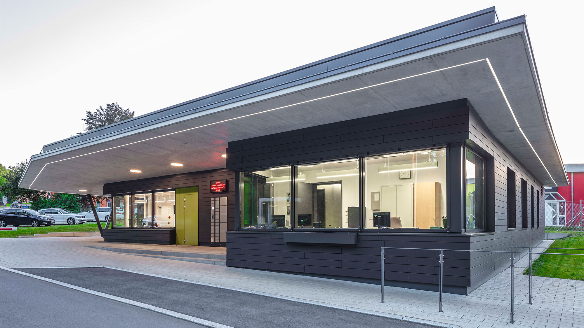 Gesicherter Eingangsbereich einer militärischen Liegenschaft mit Zugangskontrolle