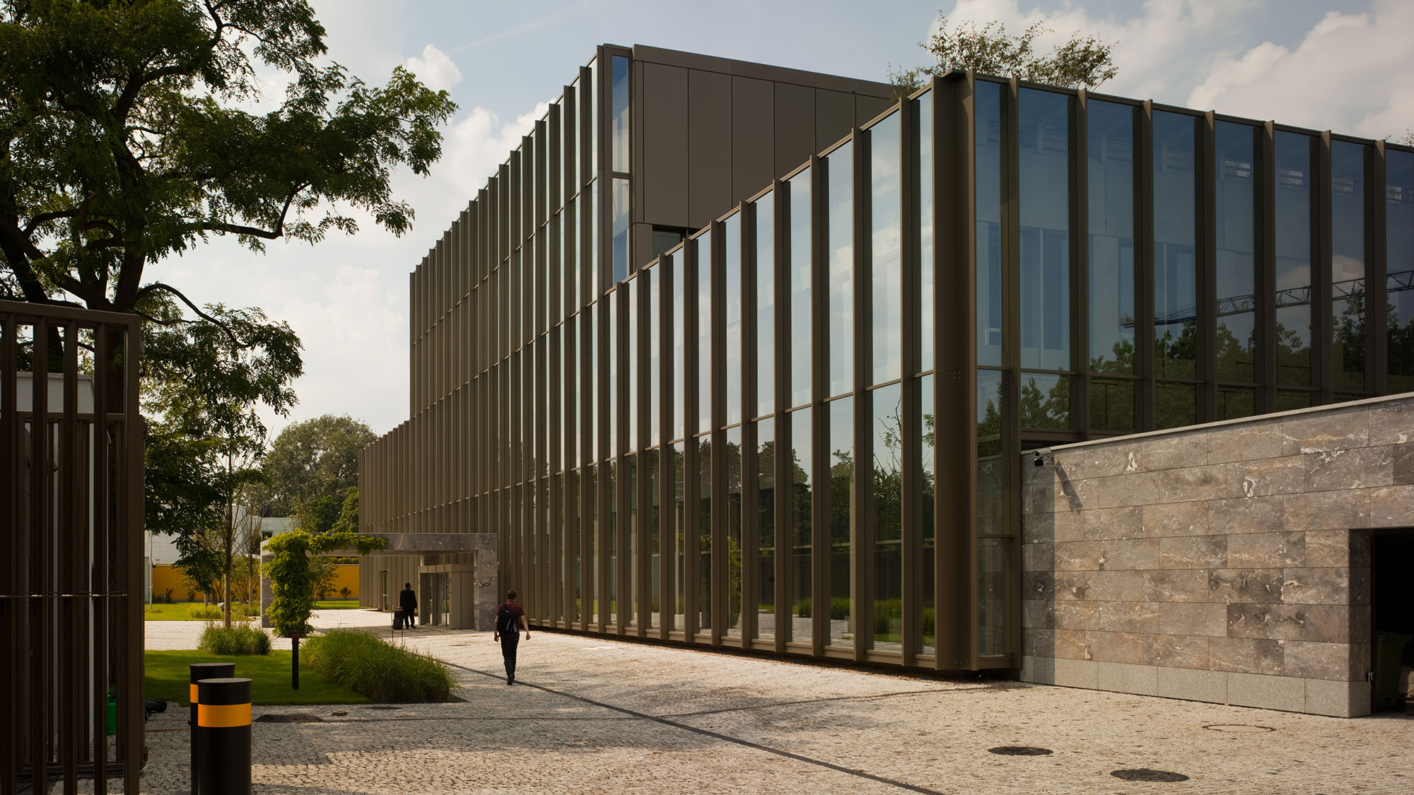 Fassade der Deutschen Botschaft in Warschau mit ballistischen Schutzsystemen