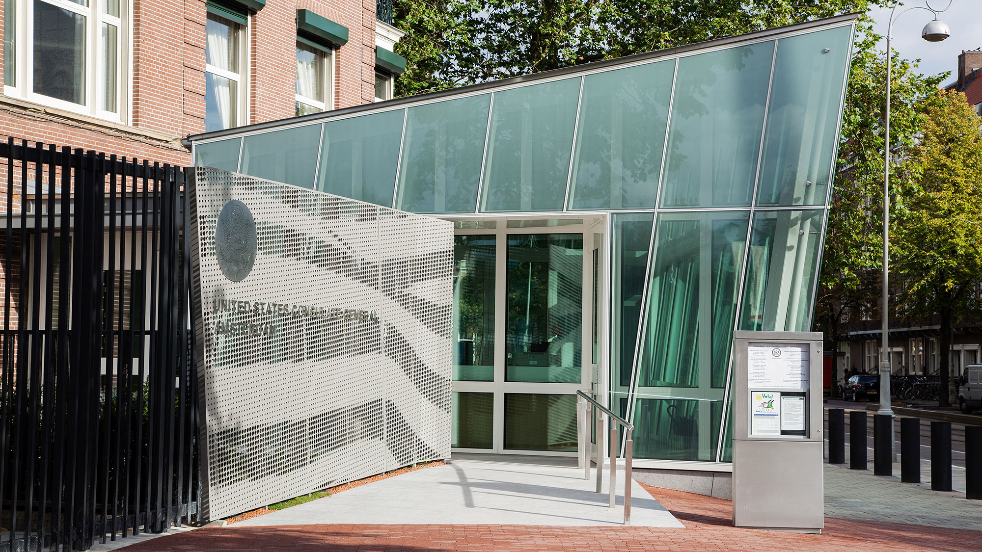 Gesicherter Eingang eines US-Konsulats in den Niederlanden mit SÄLZER Sicherheitssystemen