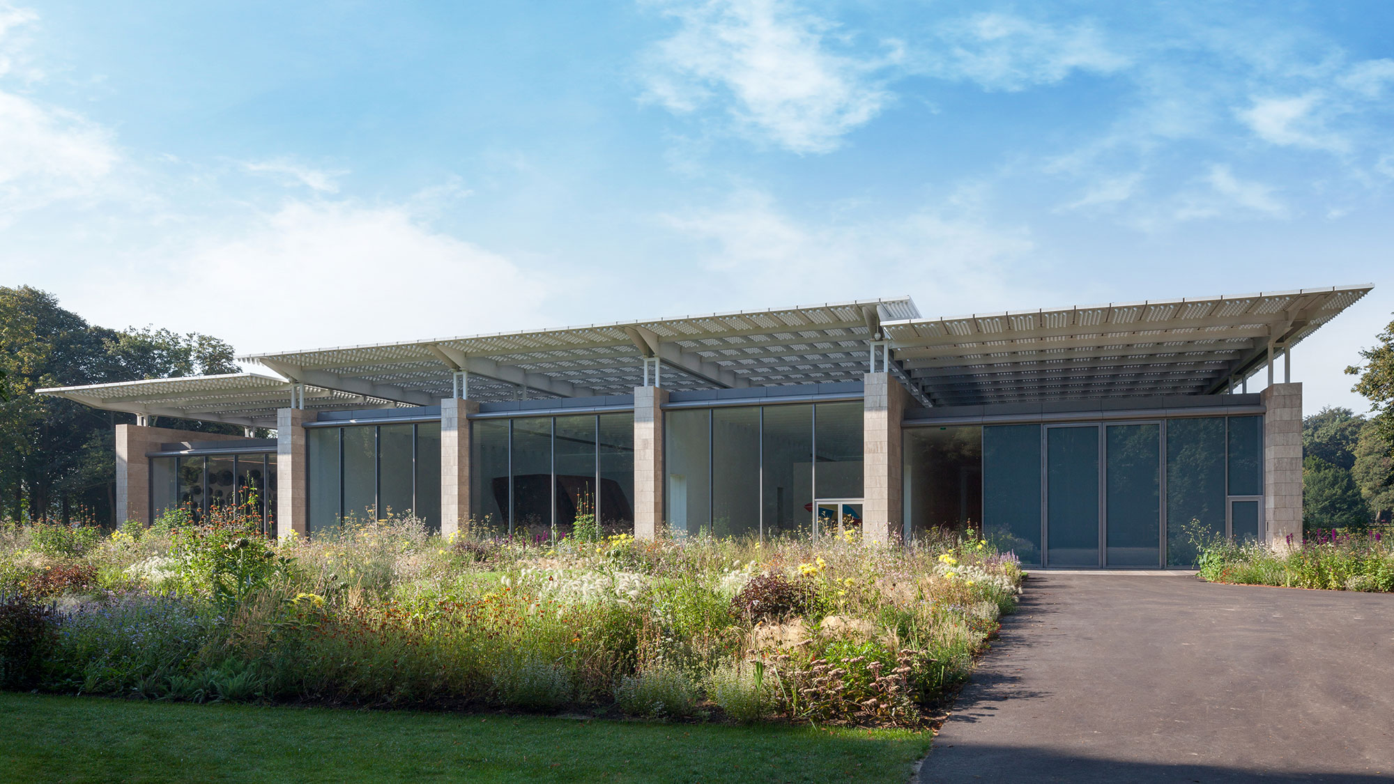 Fassade eines privaten Museums in den Niederlanden mit unauffälliger Hochsicherheitsverglasung