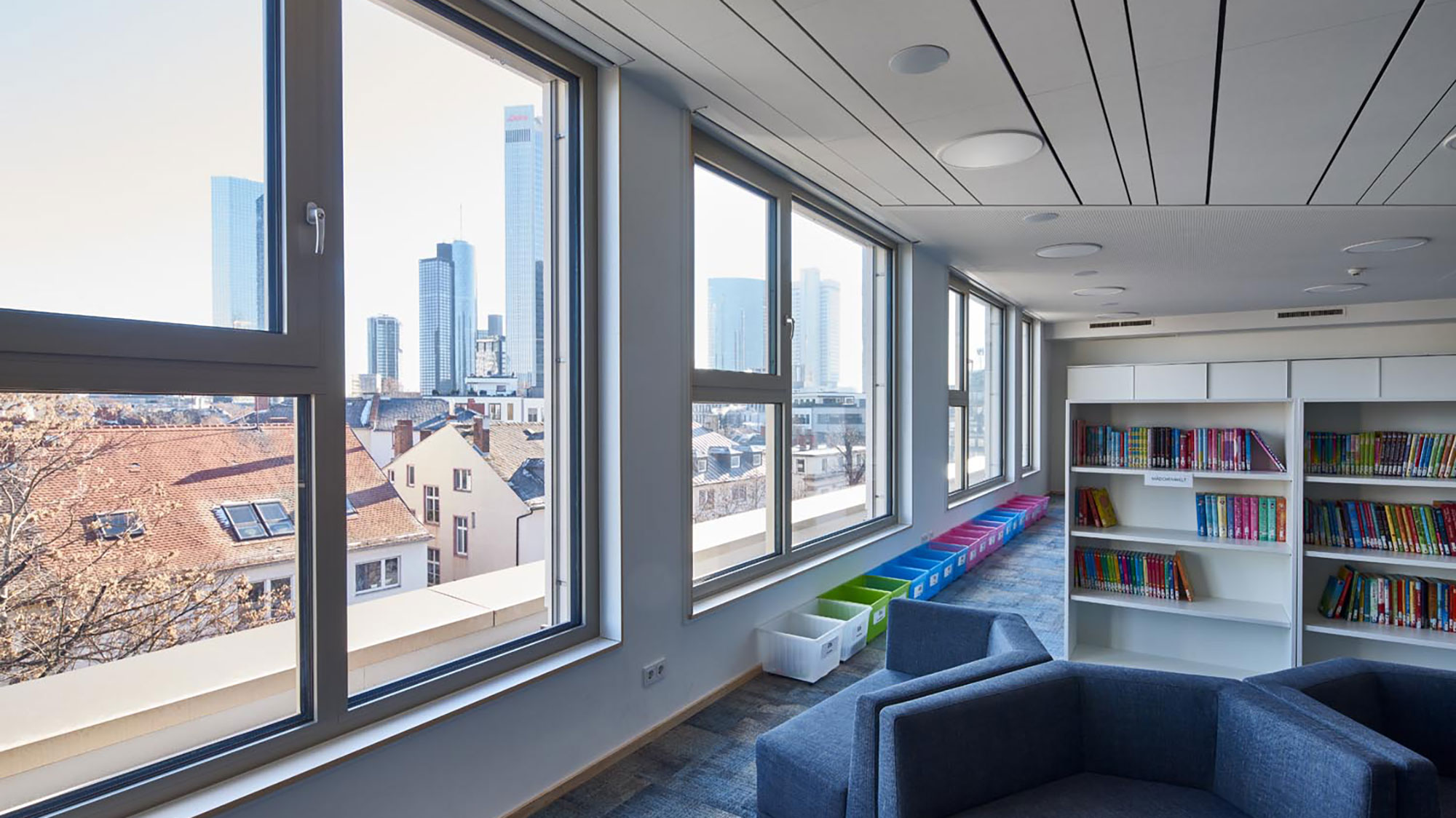 Sicherheitsfenster in einem Klassenraum, verstärkte Verglasung