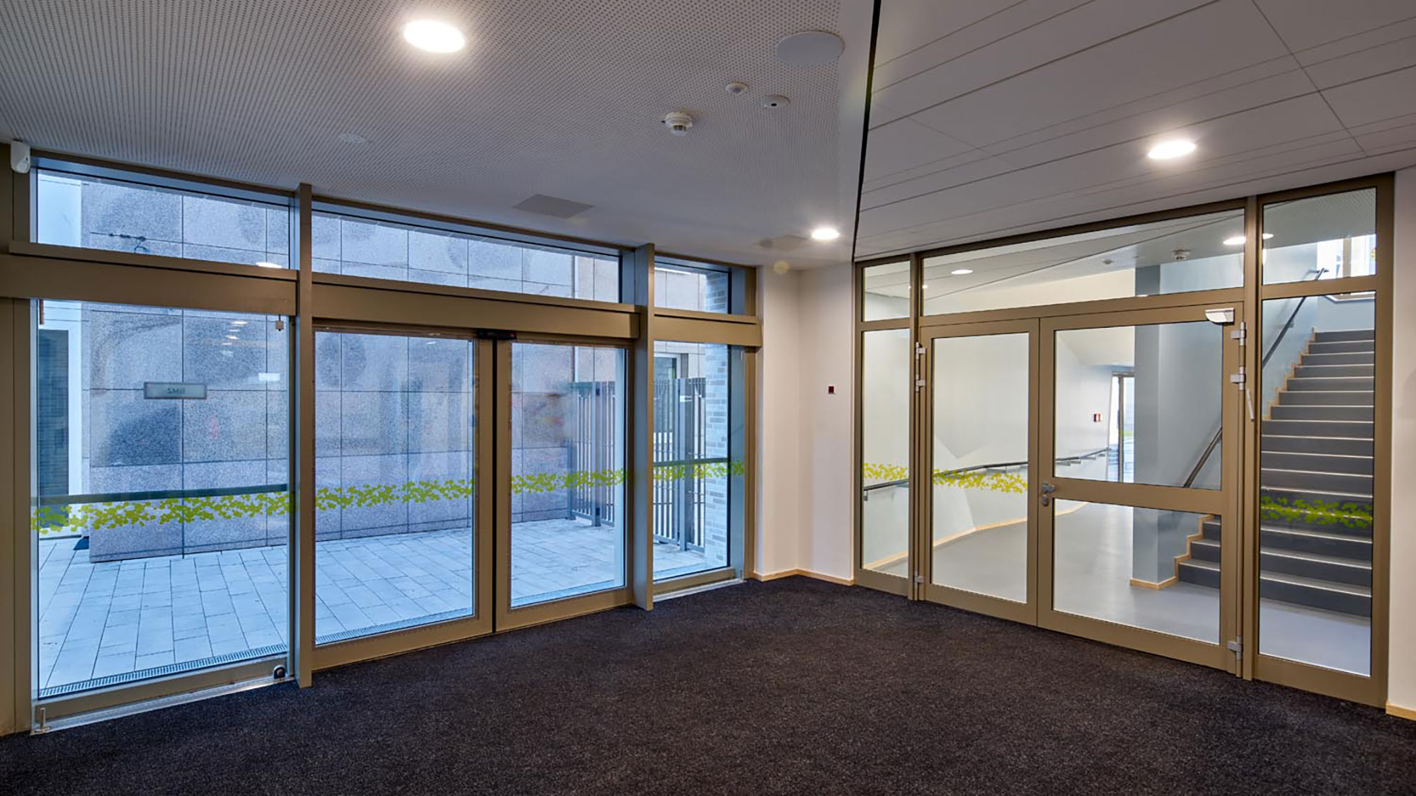 Gesicherter Haupteingang eines Schulgebäudes mit SÄLZER Sicherheitstür