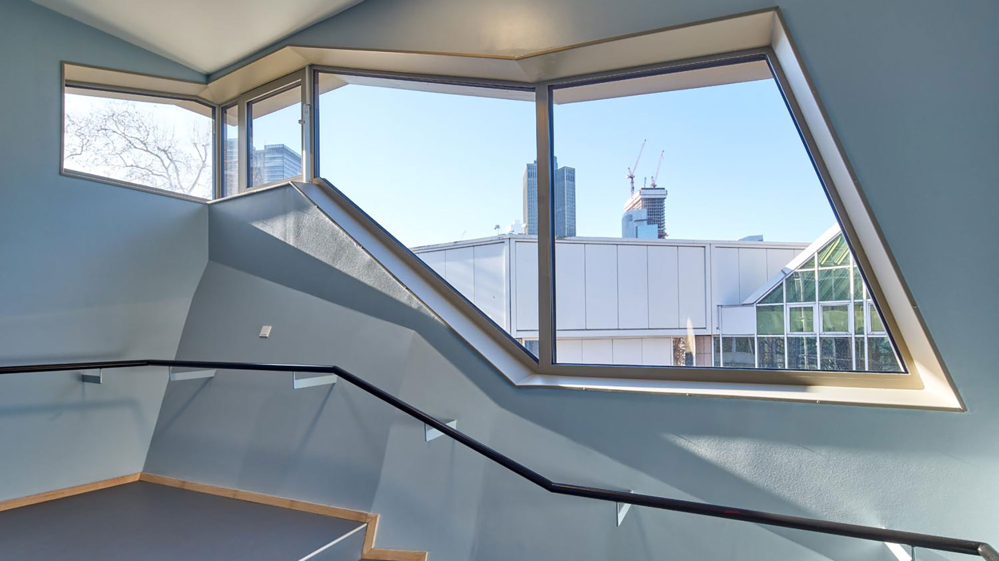 Hochabgesichertes Fenster eines Schulgebäudes mit Schutz vor Einbruch oder Durchschuss