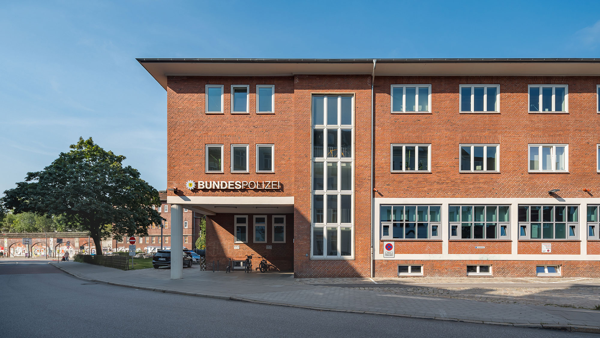 Außenansicht eines Polizeireviers in Norddeutschland mit verstärkten Sicherheitsfenstern