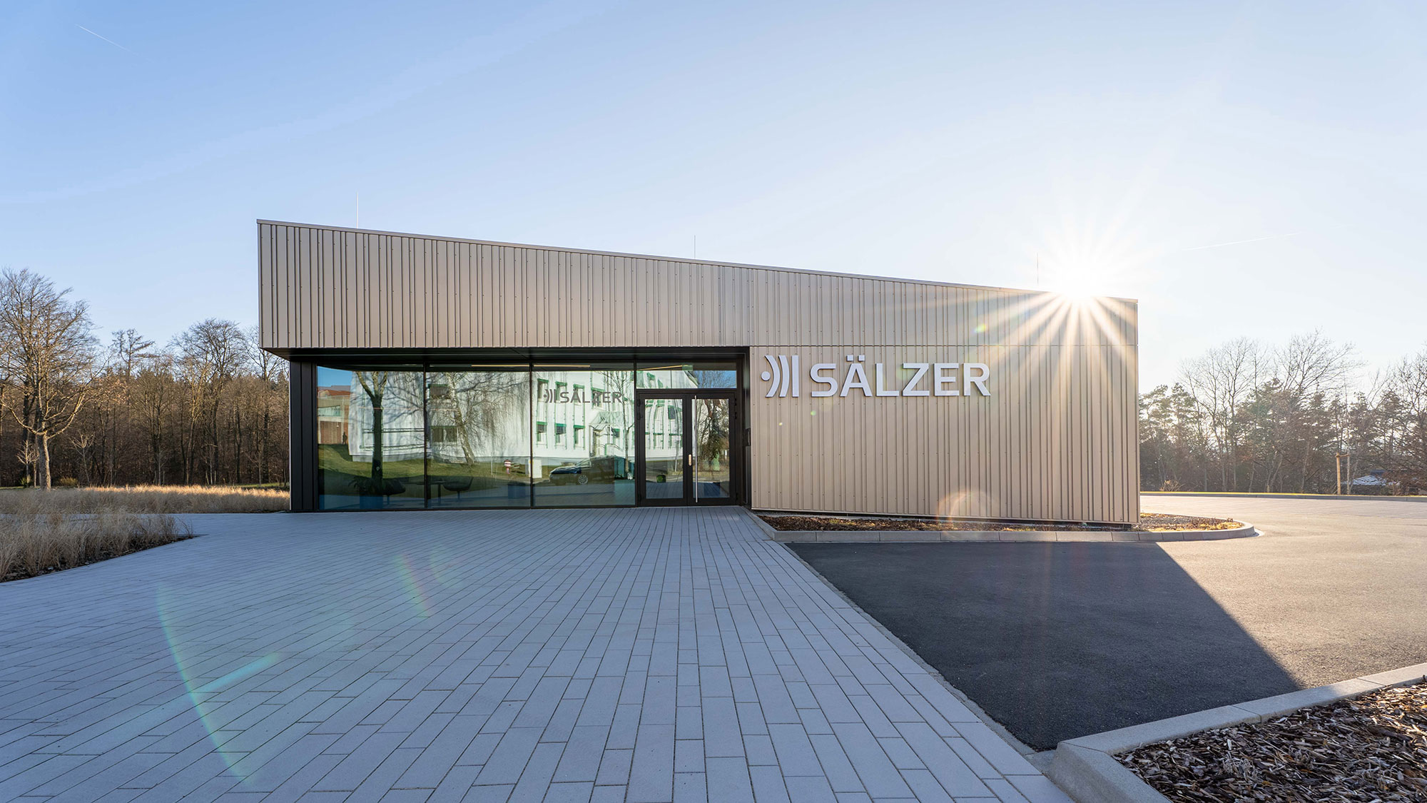 Außenansicht des SÄLZER Kompetenzzentrums in Marburg mit Sicherheitsfassade