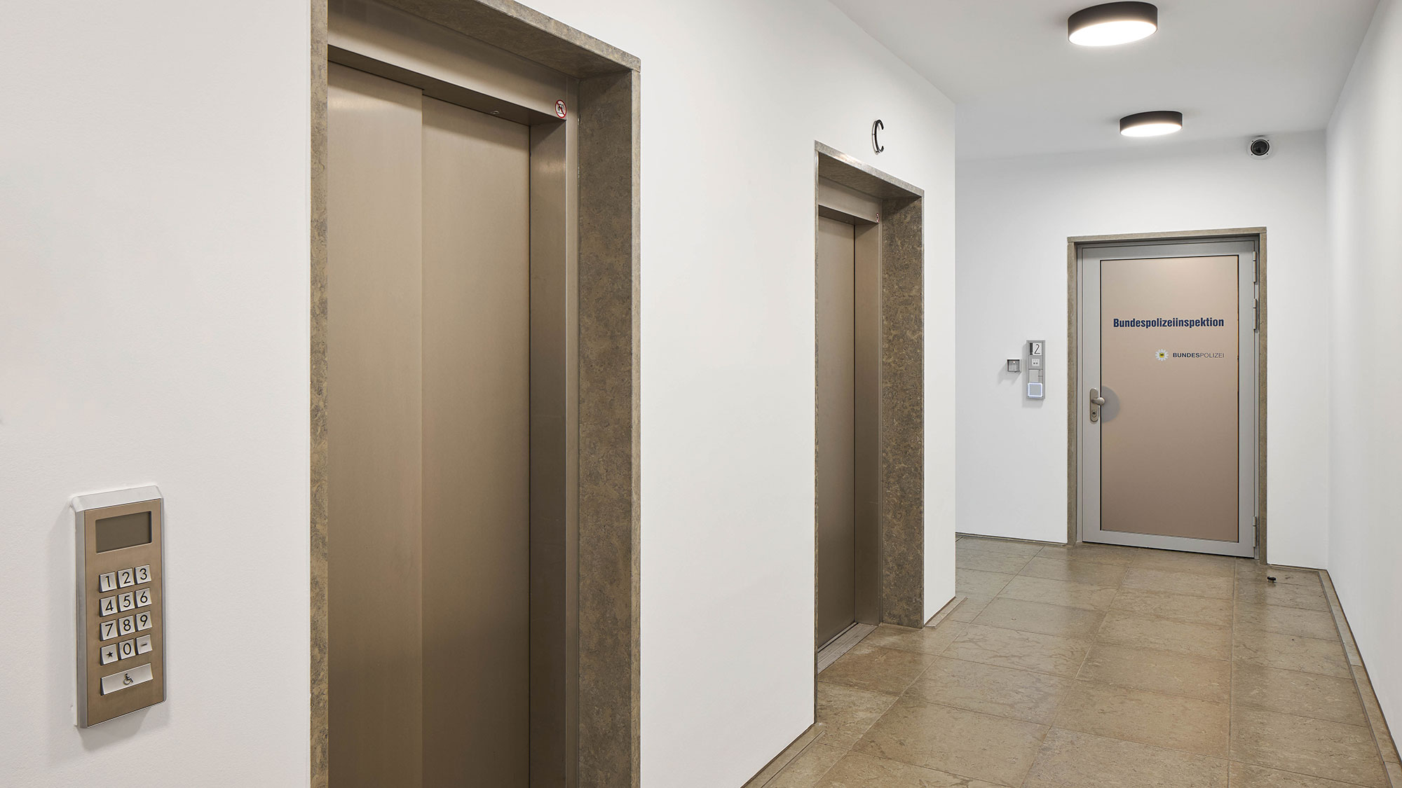 Eingangsbereich eines Reviers der Bundespolizei mit SÄLZER Sicherheitssystemen